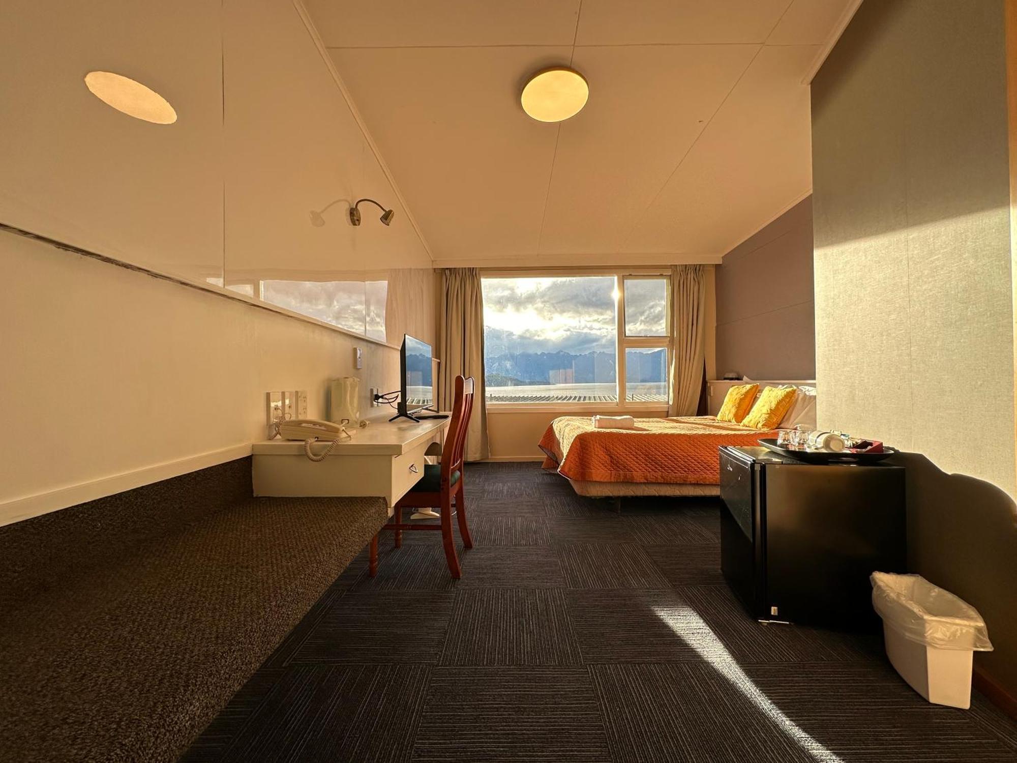 Te Anau Manapouri Lake Hotel Exteriör bild