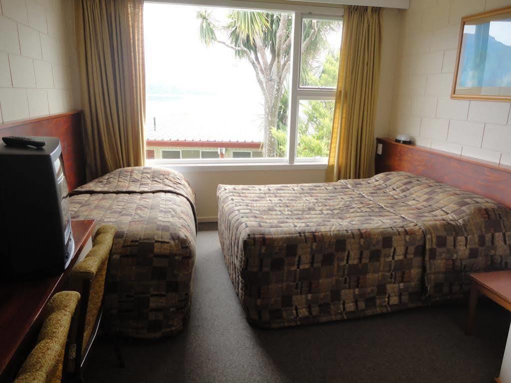 Te Anau Manapouri Lake Hotel Exteriör bild