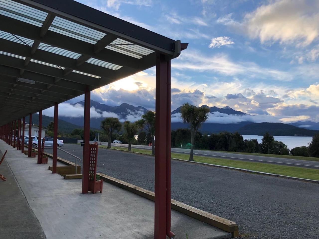 Te Anau Manapouri Lake Hotel Exteriör bild