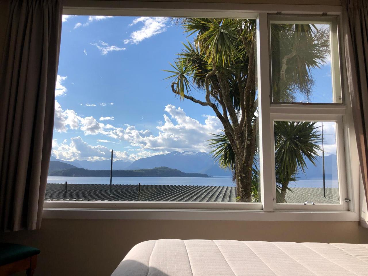 Te Anau Manapouri Lake Hotel Exteriör bild