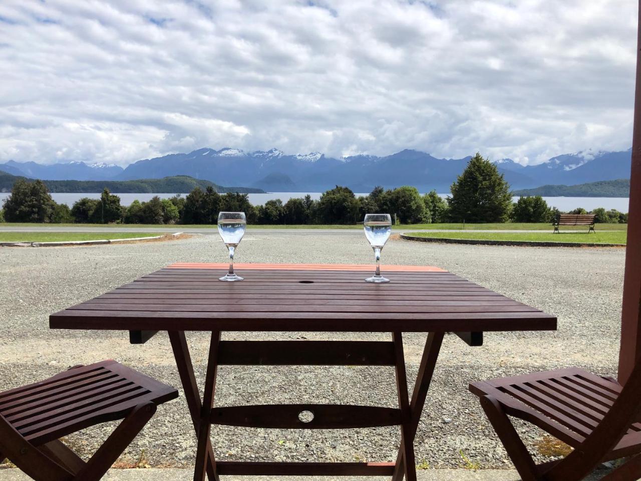Te Anau Manapouri Lake Hotel Exteriör bild