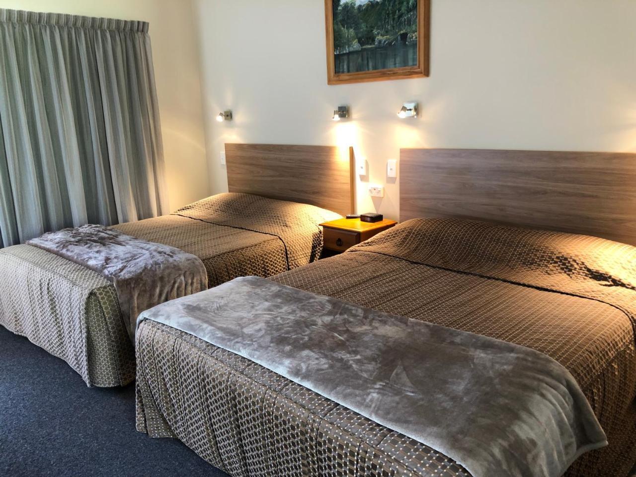Te Anau Manapouri Lake Hotel Exteriör bild