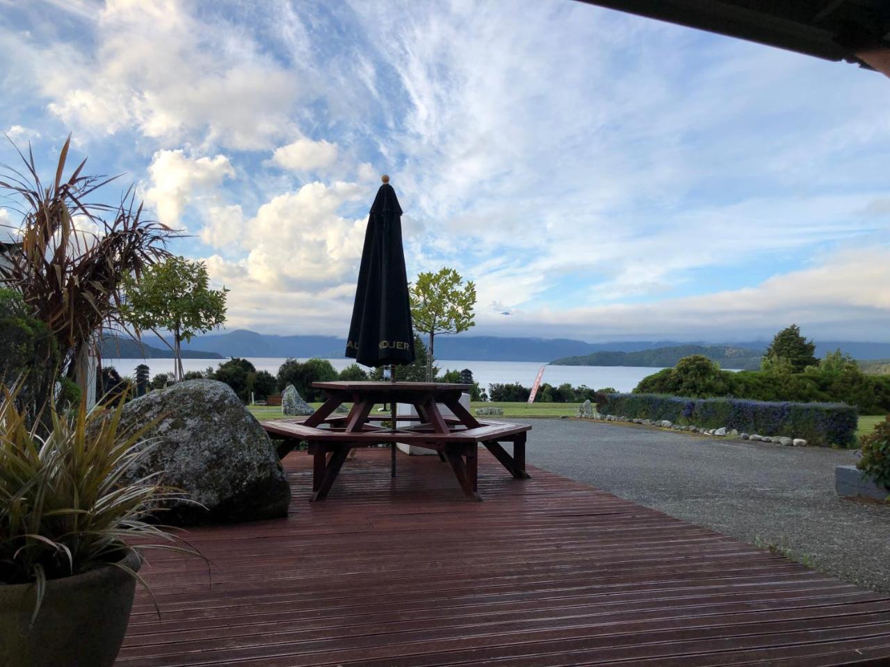 Te Anau Manapouri Lake Hotel Exteriör bild