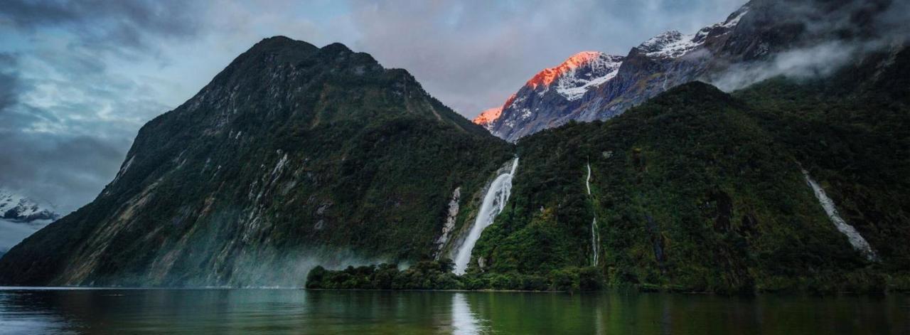 Te Anau Manapouri Lake Hotel Exteriör bild