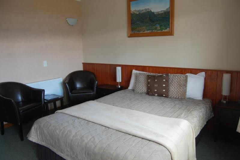 Te Anau Manapouri Lake Hotel Exteriör bild