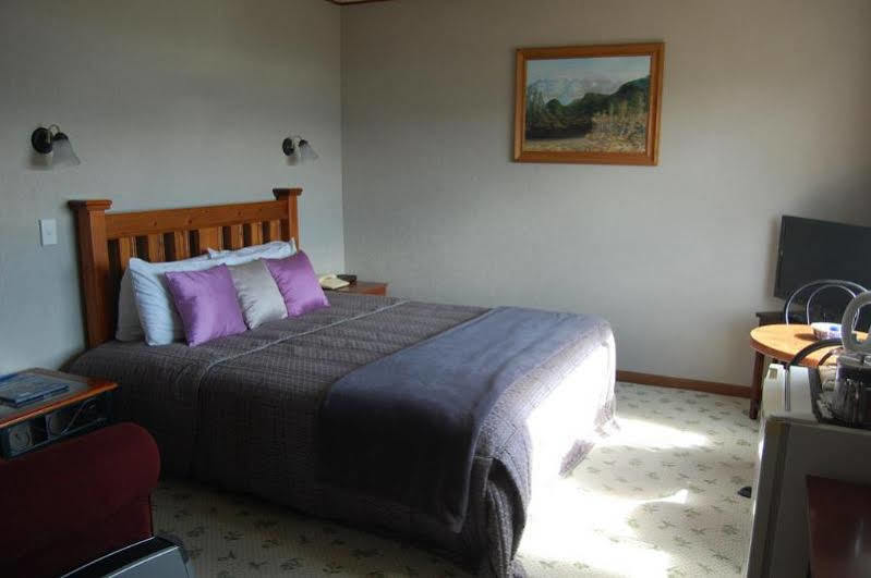 Te Anau Manapouri Lake Hotel Exteriör bild